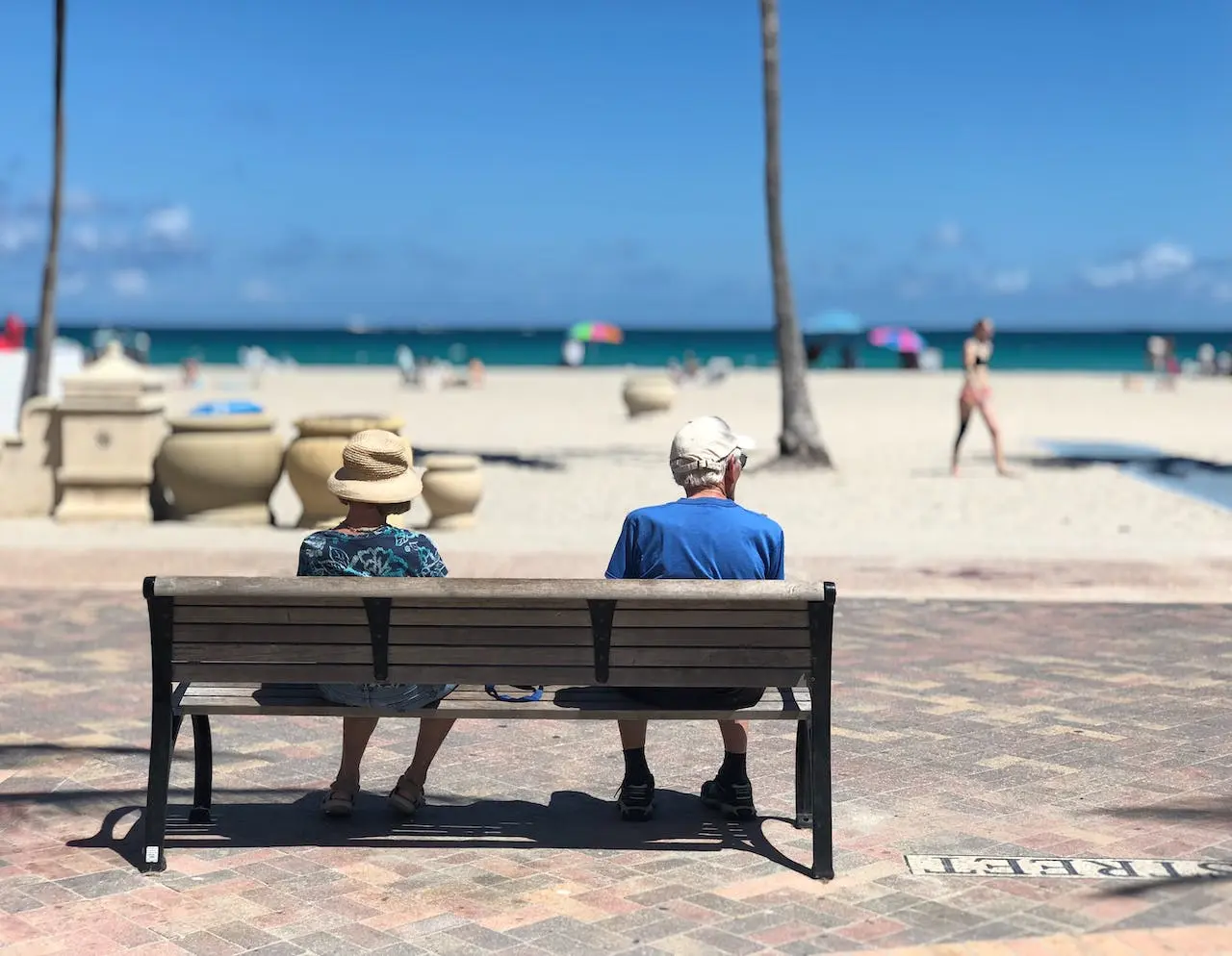 Couple d'un certain âge posé face à la mer et discutant de leur cotisation à la CFE