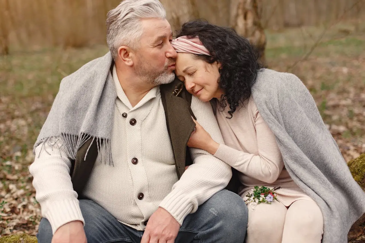 Couple expatrié qui ouvre une assurance vie.