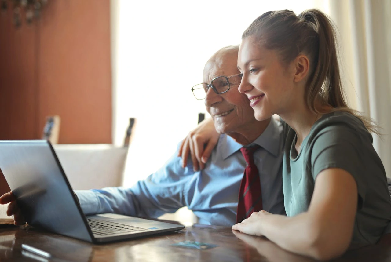 Grand-père se renseignant sur la fiscalité et succession de son contrat de capitalisation pour sa petite fille