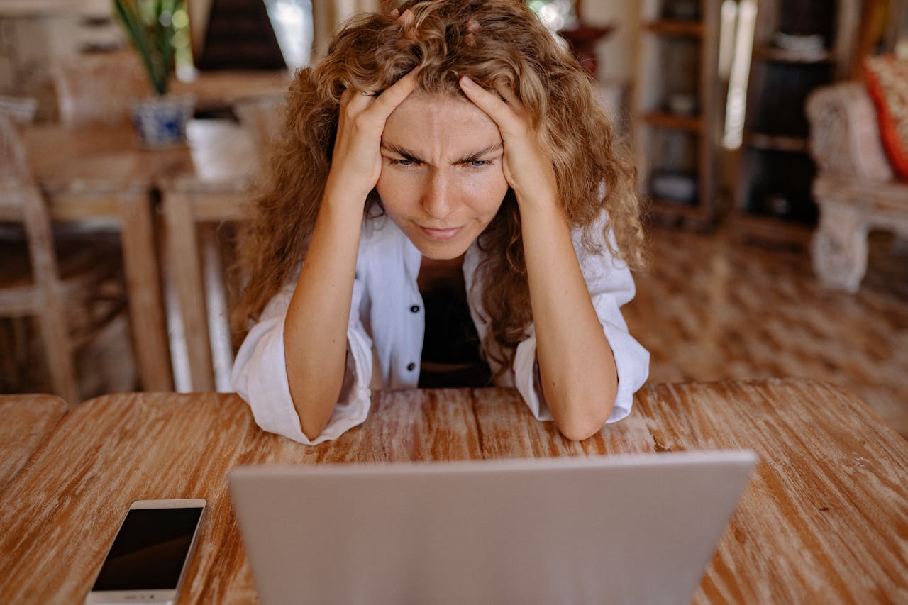 Jeune femme se rensignant sur ce qu'est une unité de compte dans un contrat d'assurance vie