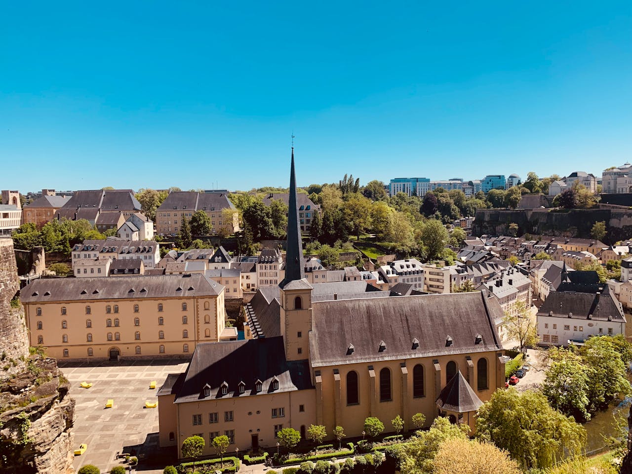 Vue aérienne de l'église Saint-Jean à Luxembourg, illustrant la stabilité et l'attractivité du pays pour les placements financiers, notamment l'assurance-vie.